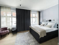 Rummen är inredda med eleganta möbler av god kvalitet och dekorerade med ljusa neutrala färger.