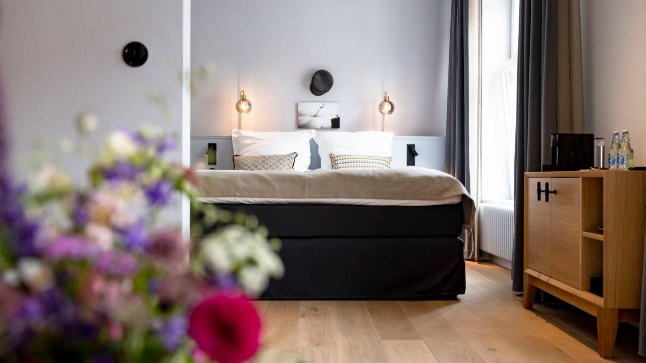 Rummen är inredda med eleganta möbler av god kvalitet och dekorerade med ljusa neutrala färger.
