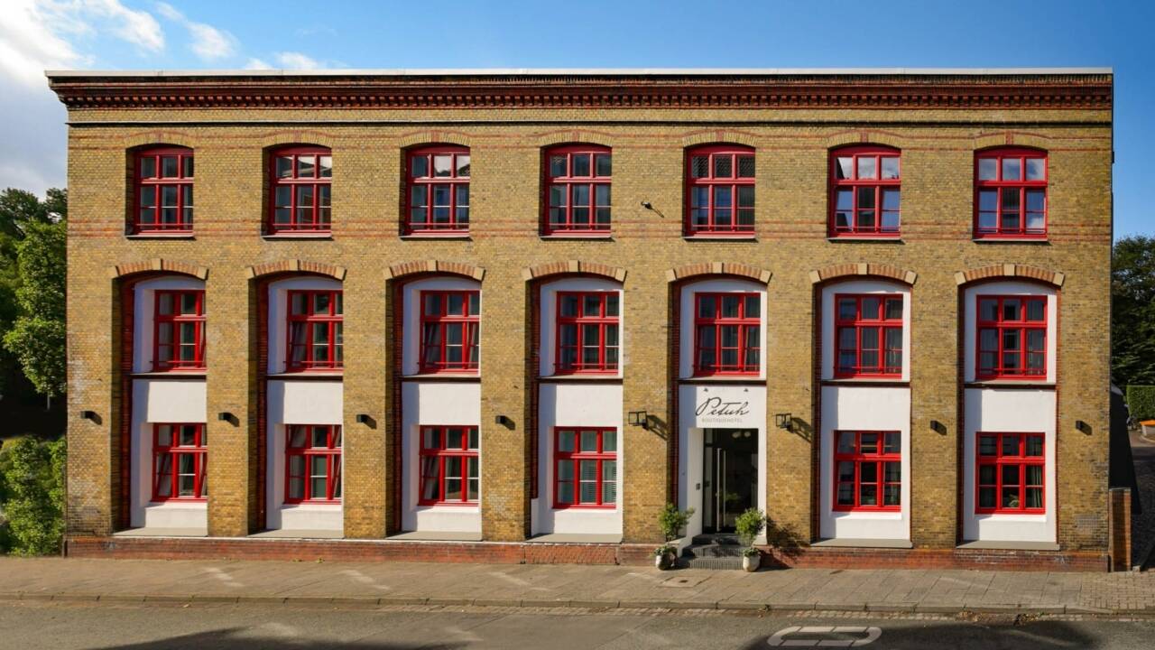 Hotellet ligger i ett kulturminnesmärkt tegelbruk som är över 100 år gammalt.
