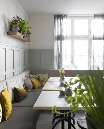The hotel impresses with its charm of timeless materials and urban chic.