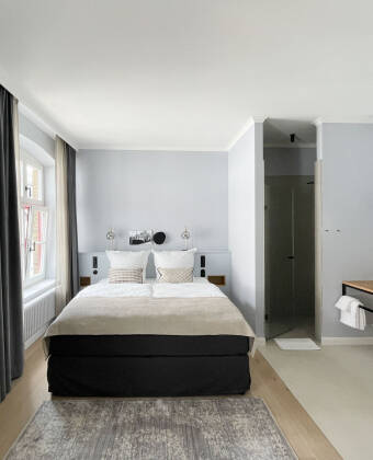 Rummen är inredda med eleganta möbler av god kvalitet och dekorerade med ljusa neutrala färger.