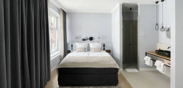 Rommene er typisk innredet med stilfulle møbler av god kvalitet og innredet i lyse, nøytrale farger.