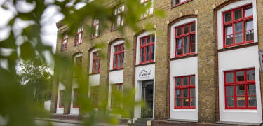 Hotellet ligger i ett kulturminnesmärkt tegelbruk som är över 100 år gammalt.