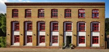 Hotellet ligger i et fredet teglverk som er over 100 år gammelt.
