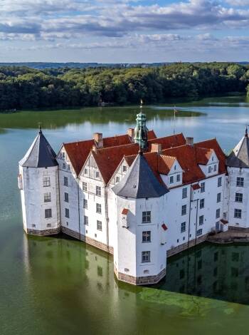 Missa inte att besöka en regionens mest populära sevärdheter, Glücksburgs Slott.