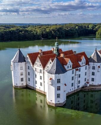 Zu den beliebtesten Sehenswürdigkeiten in der Region gehört das Schloss Glücksburg.