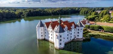 Missa inte att besöka en regionens mest populära sevärdheter, Glücksburgs Slott.