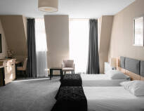Hotellets værelser er rummelige og tilbyder alle et højt komfortniveau.