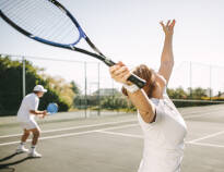 Som hotellgjest kan du spille gratis på den kommunale tennisbanen.