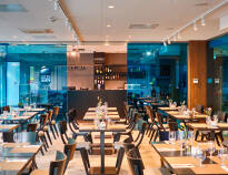 Hotellets restaurant serverer internationale retter i hyggelige omgivelser.