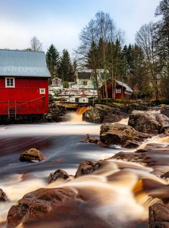 Explore Laholm’s old town filled with cozy cafés and charming art galleries.