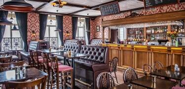 Start dagen med en rikholdig frokost som serveres fersk i hotellets restaurant.