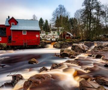 Utforska Laholms gamla stadskärna med mysiga kaféer och charmiga konstgallerier.