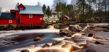 Utforska Laholms gamla stadskärna med mysiga kaféer och charmiga konstgallerier.