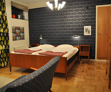 Koppla av i bekväma rum med unik inredning och moderna bekvämligheter.