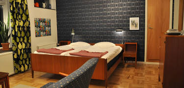 Koppla av i bekväma rum med unik inredning och moderna bekvämligheter.