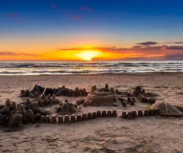 Tilbring dagen på de sandede strande i det nærliggende Skummeslövsstrand.