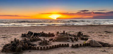 Tillbringa dagen på sandstränderna i närliggande Skummeslövsstrand.