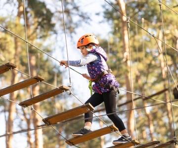 Gå på eventyr i Kungsbygget Äventyrspark, kun en kort køretur væk.