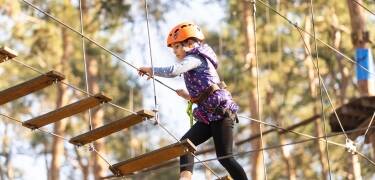 Jakt på eventyr i Kungsbygget Äventyrspark, bare en kort kjøretur unna.