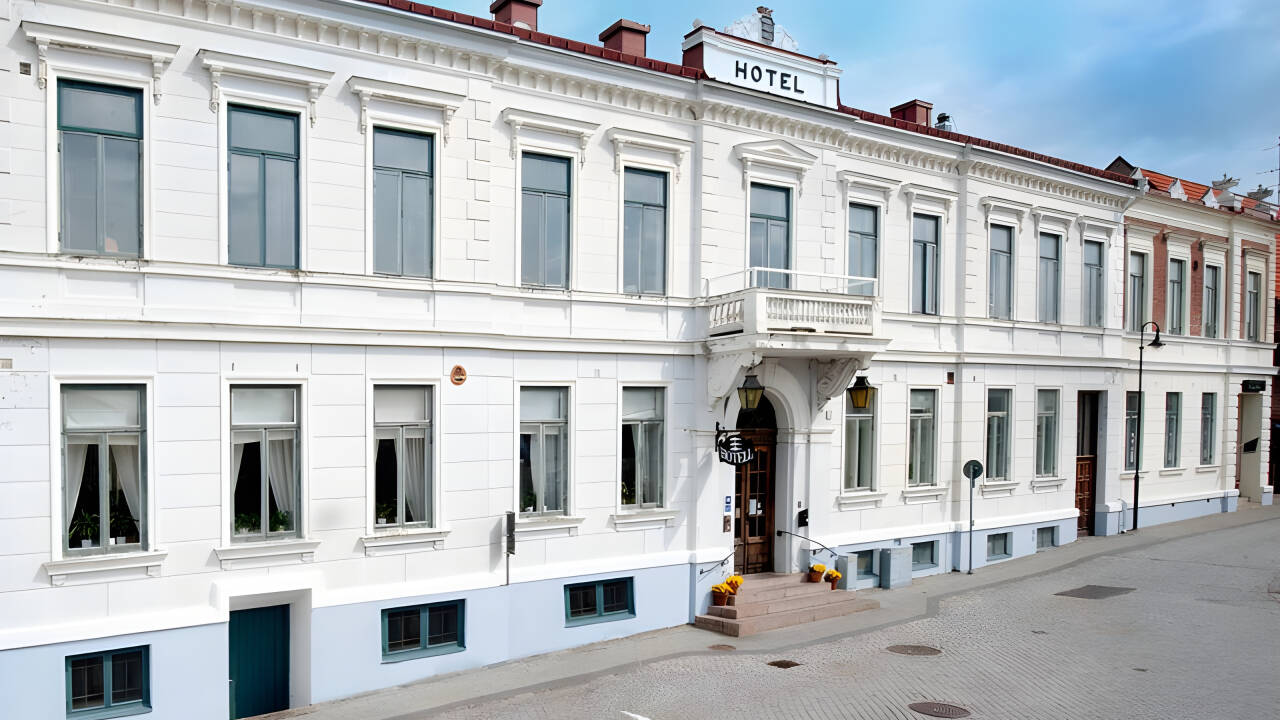 Bo i en historisk bygning fra 1882 med original charme og elegant interiør.