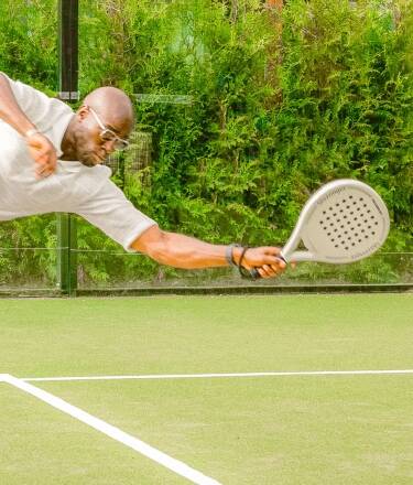 Fasilitetene inkluderer spesialdesignet treningsstudio, padelbane, tennis, boule og krokket.