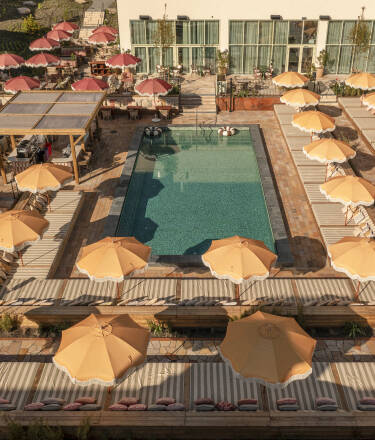 Bare 25 minutter fra Göteborg ligger Hjortviken Country Club – et stilfullt og sosialt tilfluktssted, ideelt for en romantisk helg eller en velværeweekend.