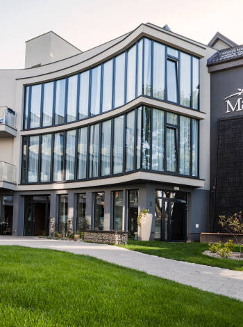 Hotel Max bjuder på ett strandnära läge, endast 50 meter från havet.