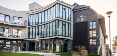 Hotel Max bjuder på ett strandnära läge, endast 50 meter från havet.