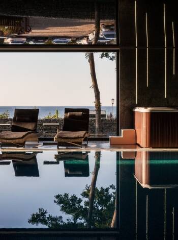 Passa på att koppla av i hotellets wellnessområde med inomhuspool och bastu.