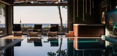 Passa på att koppla av i hotellets wellnessområde med inomhuspool och bastu.