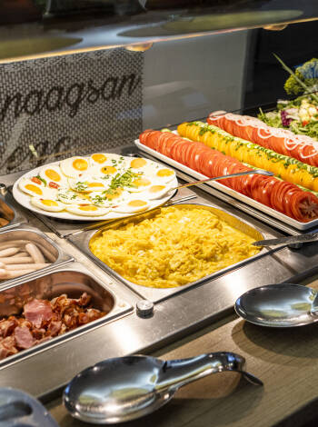 Avnjut god mat och dryck i den trevliga restaurangen som bjuder på buffémiddag.