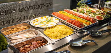 Avnjut god mat och dryck i den trevliga restaurangen som bjuder på buffémiddag.