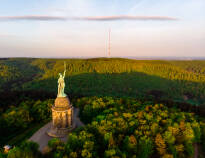Det spektakulære Hermann-monumentet tiltrekker seg besøkende fra nær og fjern.