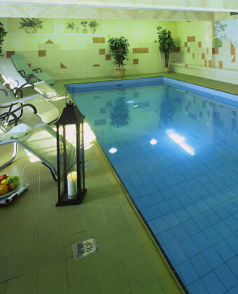 Lämna vardagens stress hemma och koppla av i hotellets wellnessområde med en 4 x 10 meter inomhuspool.