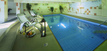 Im Hotel wartet ein 10x4 m großer Indoor-Pool auf Sie.