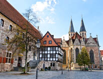 De tradisjonelle øyene rundt Ägidienkirche, katedralen, Magniviertel samt gamlebymarkedet og Kohlmarkt er rene turistmagneter.
