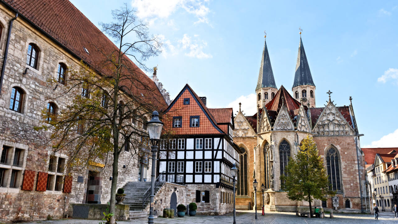 De tradisjonelle øyene rundt Ägidienkirche, katedralen, Magniviertel samt gamlebymarkedet og Kohlmarkt er rene turistmagneter.