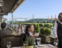 I restauranten ”Rheinterrassen” kan I nyde lækre retter sammen med en fantastisk panoramisk udsigt over floden.