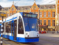 Fra hotellet er der gode transportforbindelser ind til centrum i Amsterdam.