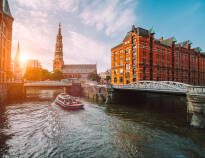 Eine Bootsfahrt durch die Speicherstadt gehört auf jeden Fall zu einem Städtetrip in Hamburg dazu.