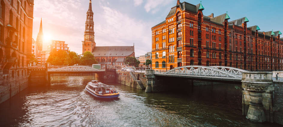 Eine Bootsfahrt durch die Speicherstadt gehört auf jeden Fall zu einem Städtetrip in Hamburg dazu.