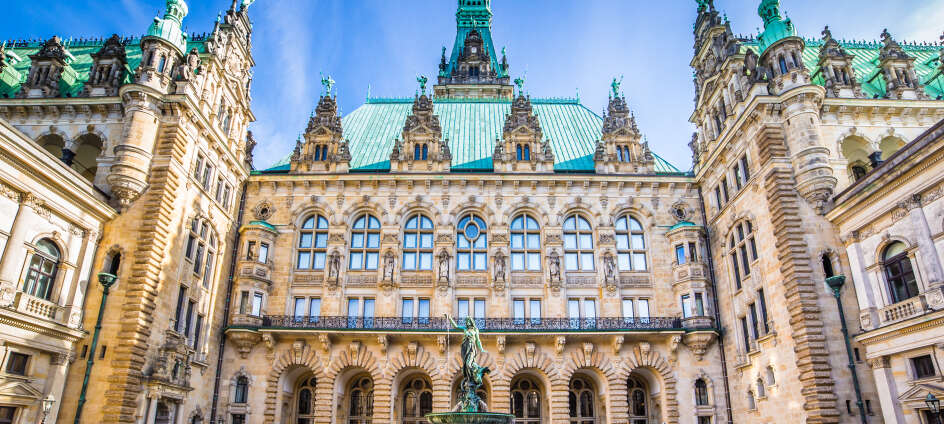 Das Hamburger Rathaus und die Binnenalster sind ca. 15 km vom Hotel entfernt.