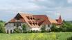 Hotellet ligger i udkanten af landsbyen og tilbyder en fantastisk udsigt over Rhön.