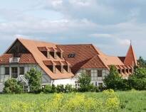 Hotellet ligger i utkanten av byn Ostheim och bjuder på en fantastisk utsikt över Röhn.