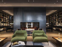 Nehmen Sie Platz in der Hotellounge „The Library“, die elegant und komfortabel eingerichtet ist.