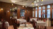 Hotellets Restaurant "Zsolnay" serverer en 3-retters menu af ungarske specialiteter med et internationalt twist.