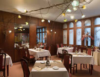 Hotellets Restaurant "Zsolnay" serverer en 3-retters meny med ungarske spesialiteter med en internasjonal vri.