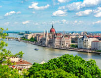 Upplev Budapest genom att promenera runt i staden och längs med Donaufloden.