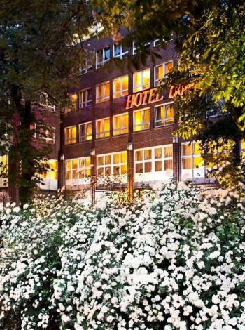 Bara 3 km från stadskärnan är detta fyrstjärniga hotell en perfekt utgångspunkt för att upptäcka Hamburg.